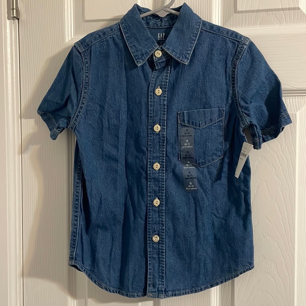 NWT GAP Kids Boys Denim Short Sleeve Button-Up Top Sz Small #541133